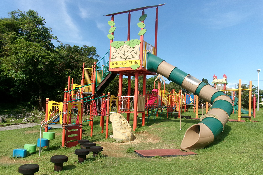 公園北側にある児童向け複合遊具/八重島公園(沖縄市)