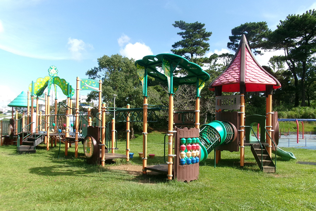 公園南側にある幼児向け遊具/八重島公園(沖縄市)