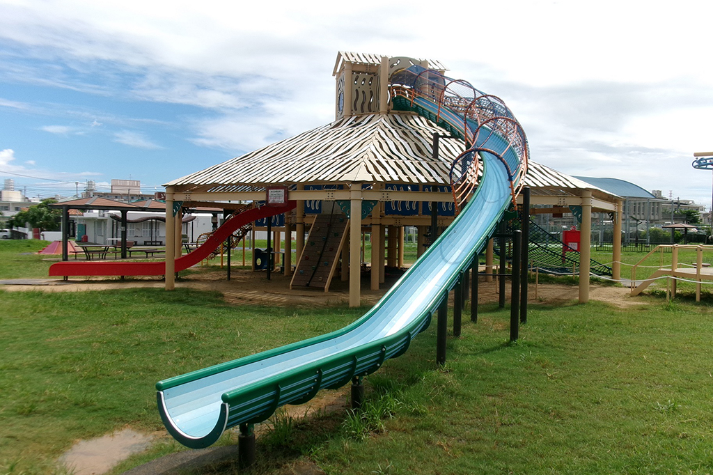 児童向け大型複合遊具/若夏公園(沖縄市)
