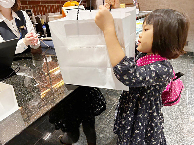 ホテルメイド食パン「nikin」をお土産で買う様子/「ハイアット リージェンシー 横浜」子連れで宿泊レポ（神奈川県/横浜市）