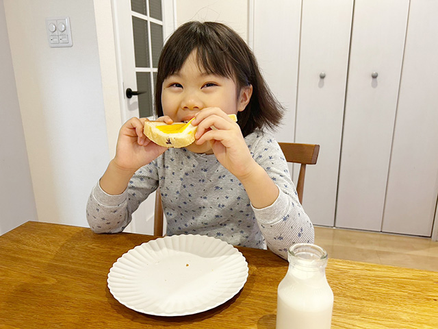 「nikin」食パンを自宅で食べる様子/「ハイアット リージェンシー 横浜」子連れで宿泊レポ（神奈川県/横浜市）