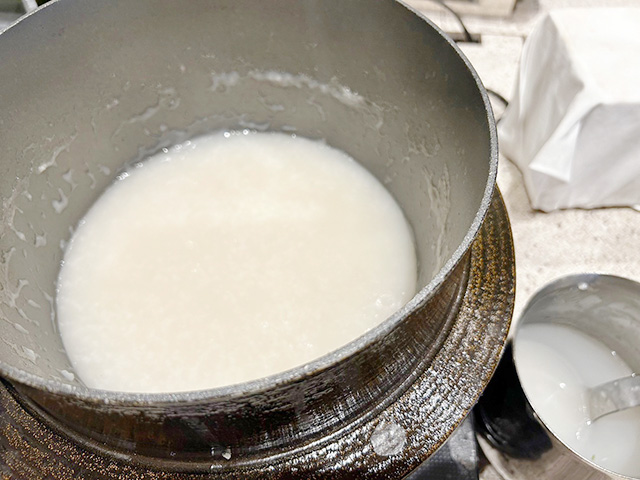 朝食ビュッフェのお釜で炊いたトロトロの白がゆが/「ハイアット リージェンシー 横浜」子連れで宿泊レポ（神奈川県/横浜市）