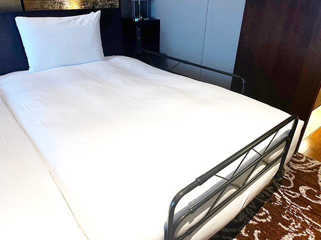ベッドガードをしたベッド/「ハイアット リージェンシー横浜」子連れで宿泊レポ（神奈川県/横浜市）