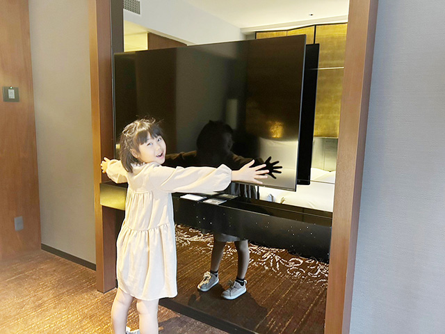スタンダードツインルームの大型テレビ/「ハイアット リージェンシー横浜」子連れで宿泊レポ（神奈川県/横浜市）