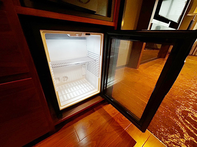 扉がガラス張りのミニ冷蔵庫/「ハイアット リージェンシー横浜」子連れで宿泊レポ（神奈川県/横浜市）