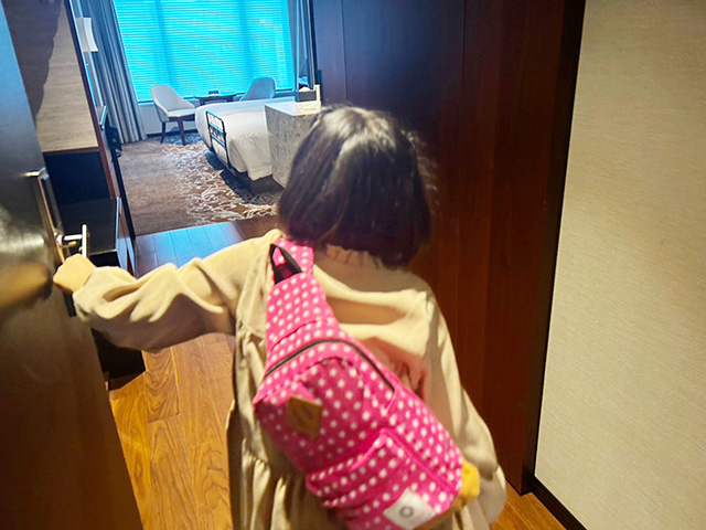 スタンダードツインルームに入る様子/「ハイアット リージェンシー横浜」子連れで宿泊レポ（神奈川県/横浜市）