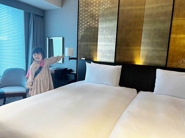 スタンダードツインルームにある金屏風/「ハイアット リージェンシー横浜」子連れで宿泊レポ（神奈川県/横浜市）