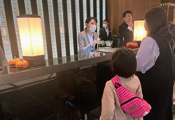 チェックインの様子/「ハイアット リージェンシー横浜」子連れで宿泊レポ（神奈川県/横浜市）