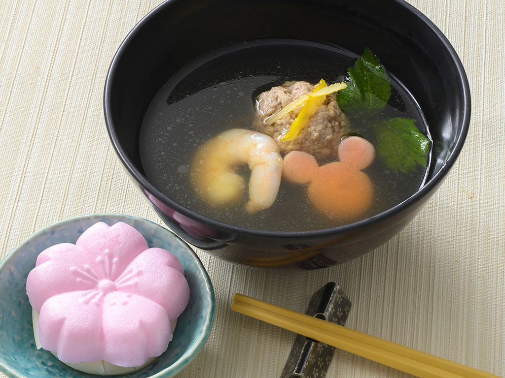 2025年お正月の限定メニュー「レストラン櫻」の雑煮椀/東京ディズニーシー（千葉県/舞浜市）
