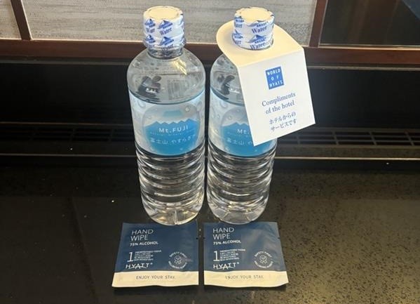 サービスのペットボトルの水とお手拭き/「ハイアット リージェンシー横浜」子連れで宿泊レポ（神奈川県/横浜市）