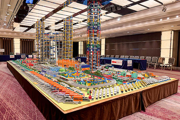 「クリスマスファミリーフェスタ ～鉄道フェア2024～」│「プラレール」の巨大ジオラマ/ホテルメトロポリタン（東京都/千代田区）
