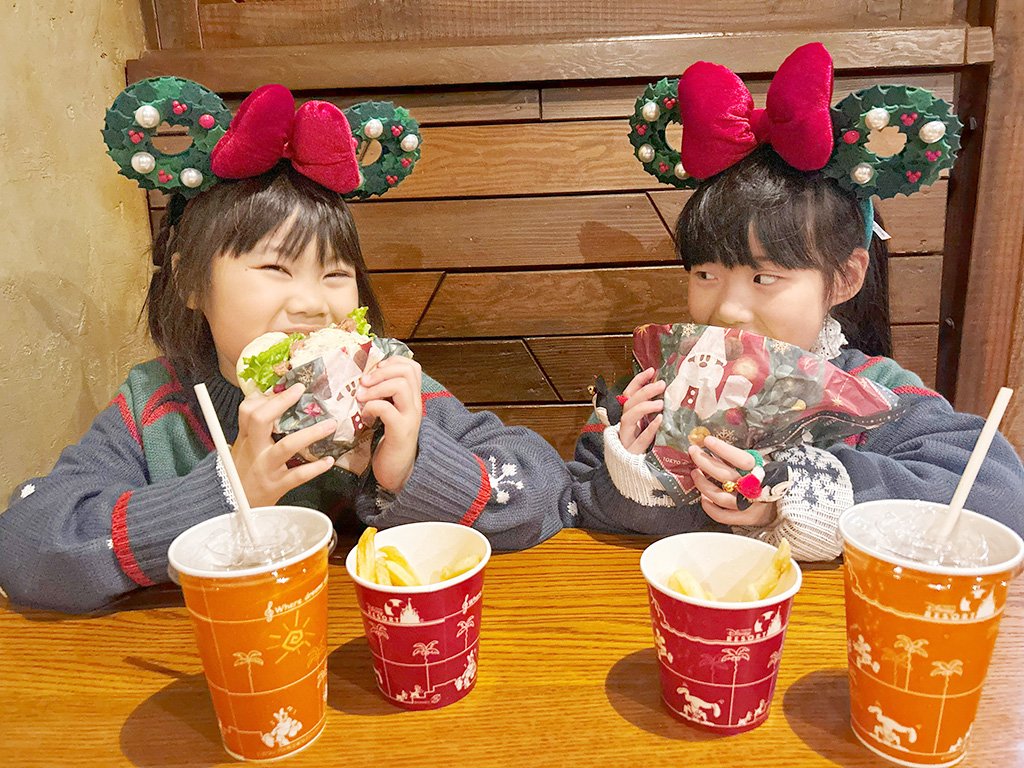 「ニューヨーク・デリ」スペシャルセットを食べる様子│2024クリスマス/東京ディズニーシー(千葉県/舞浜市)