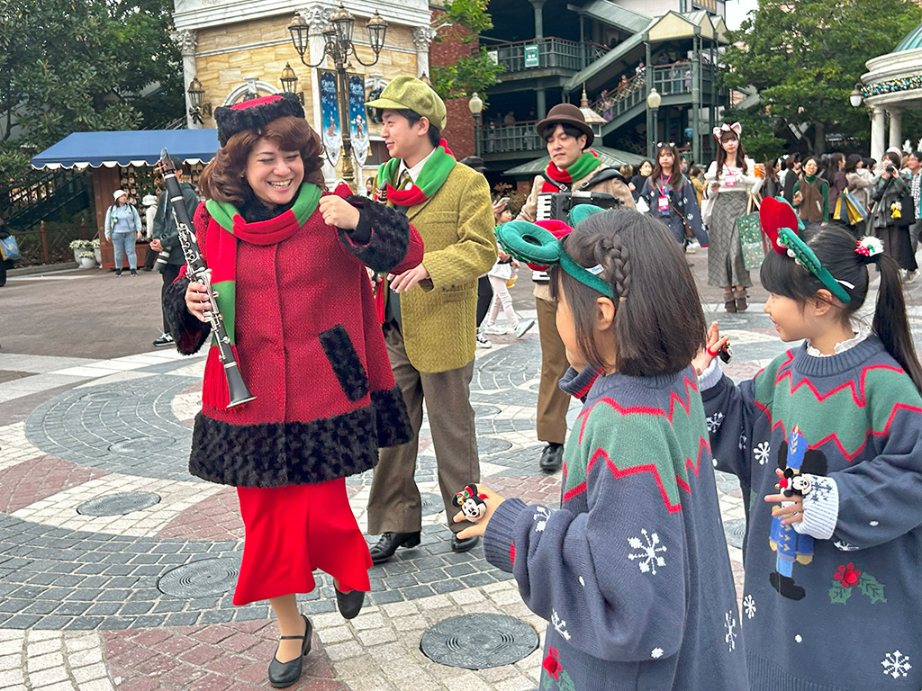 軽快なクリスマスソングの演奏をする様子│2024クリスマス/東京ディズニーシー(千葉県/舞浜市)