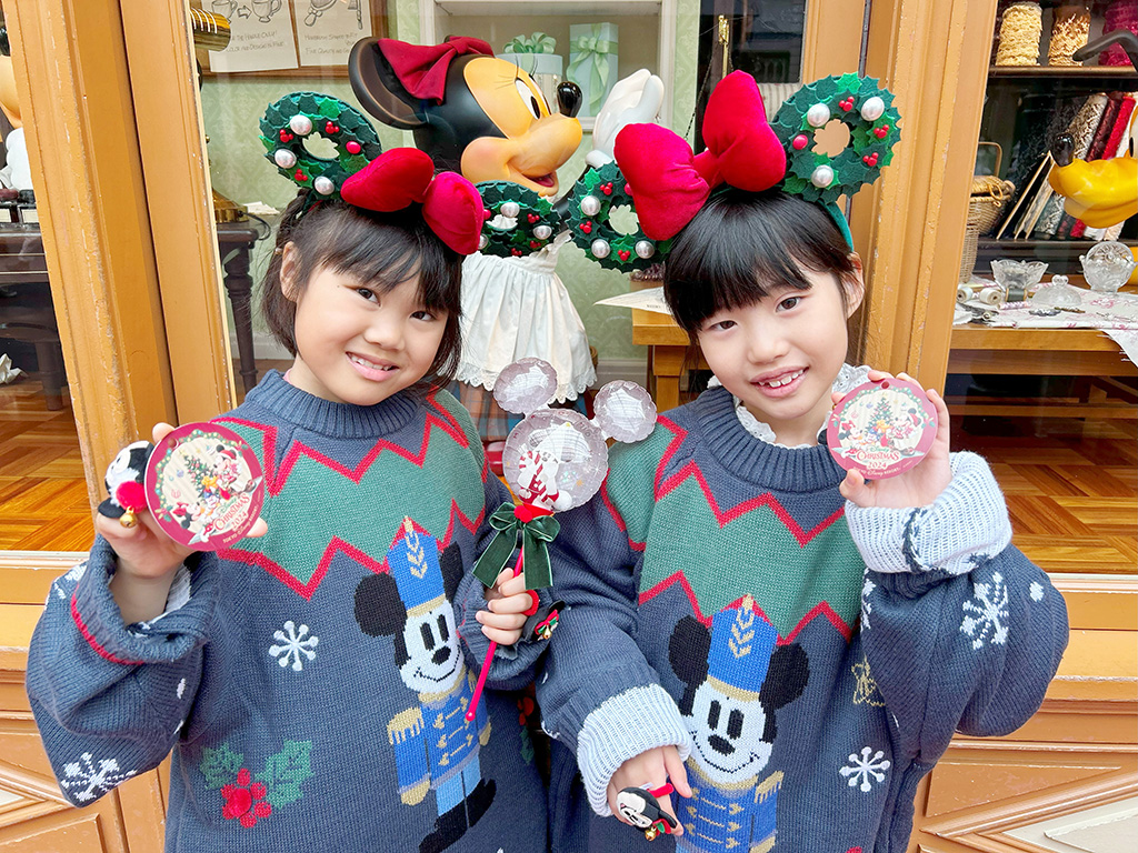 大人用のミッキーマウスのセーターをワンピース風に着る様子│2024年クリスマスグッズ/東京ディズニーリゾート（千葉県/舞浜市）