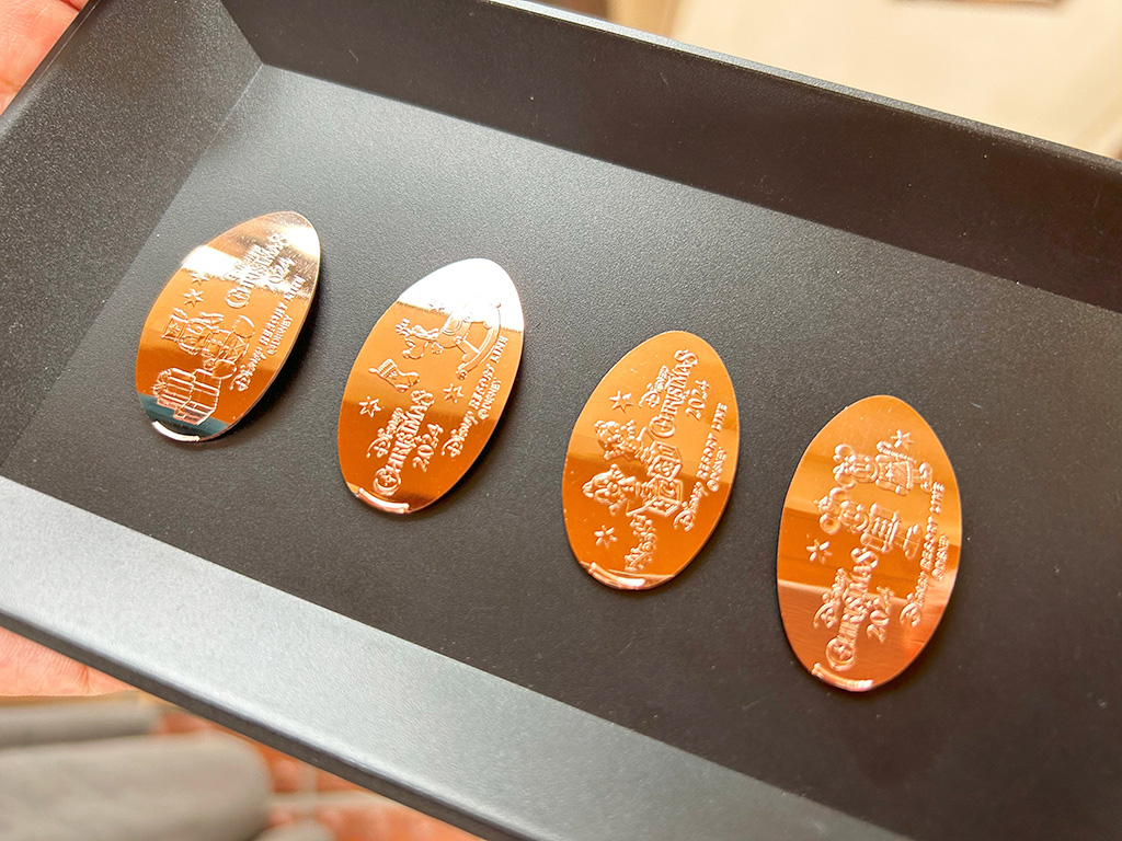 クリスマスデザインのオリジナルスーベニアメダル4種/ディズニーリゾートライン（千葉県/舞浜市）