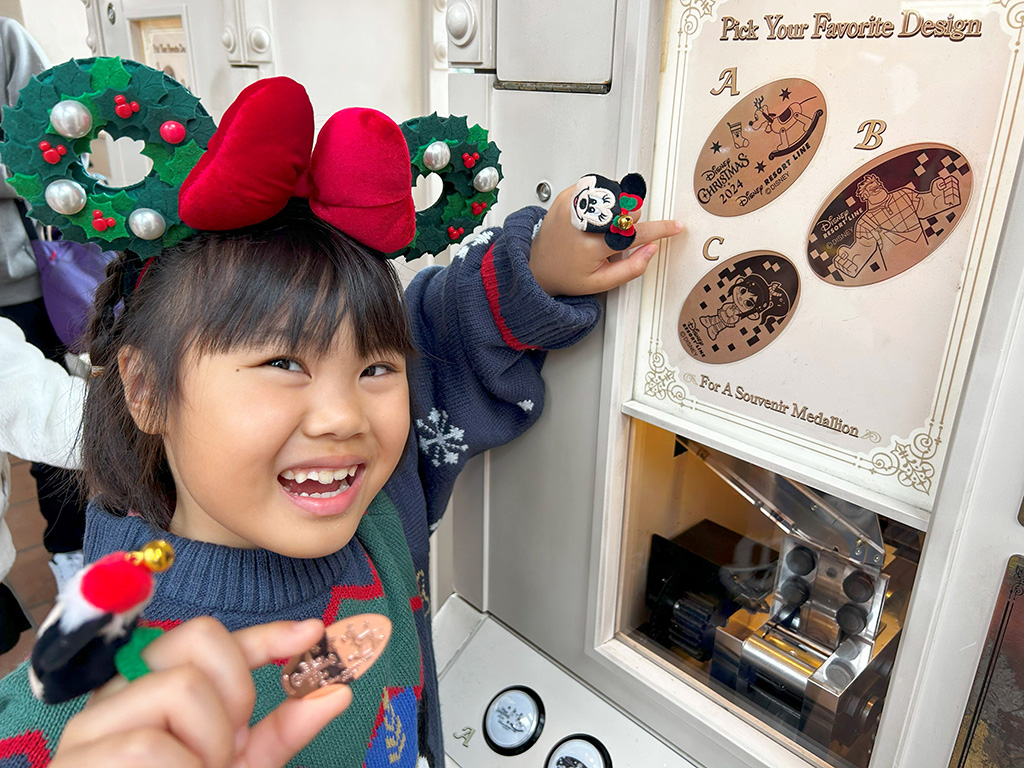 クリスマスデザインのオリジナルスーベニアメダル/ディズニーリゾートライン（千葉県/舞浜市）