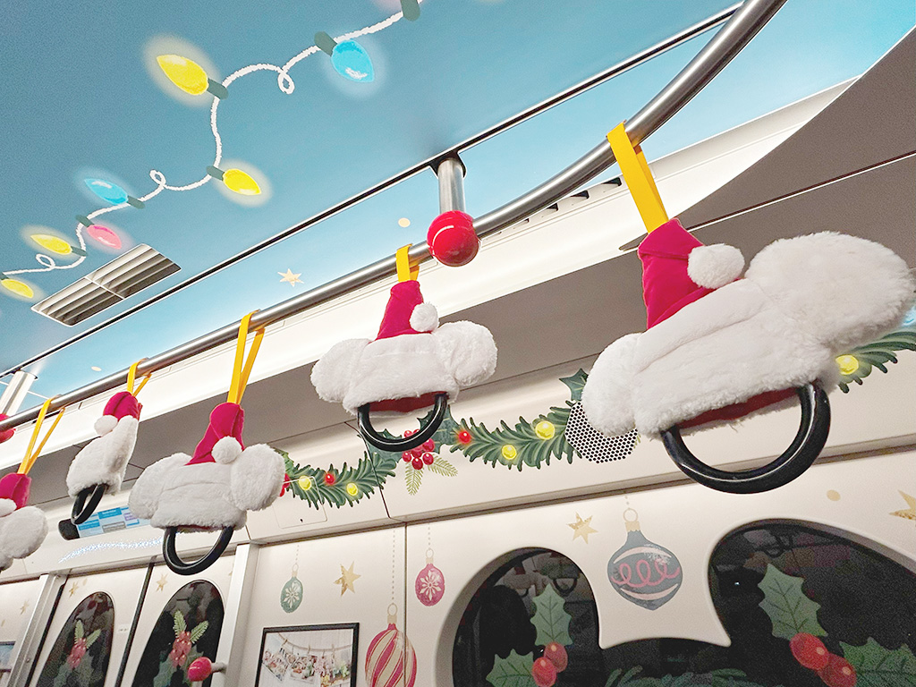 ディズニーリゾートラインのクリスマス仕様の車内（千葉県/舞浜市）