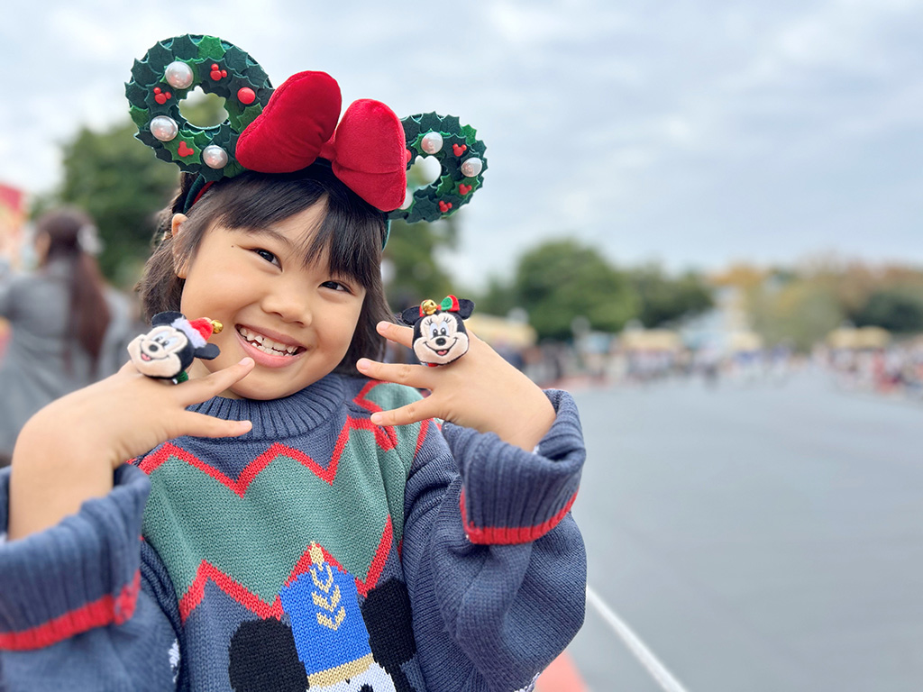 ミッキーマウスのセーター、カチューシャ、リングセットを身に着けたキッズ│2024年クリスマスグッズ/東京ディズニーリゾート（千葉県/舞浜市）