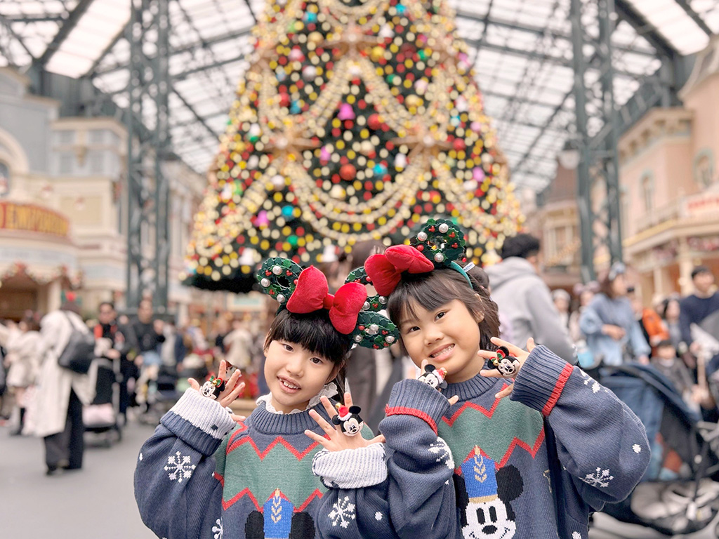 「ワールドバザール」にあるクリスマスツリーと記念撮影│クリスマス/東京ディズニーランド（千葉県/舞浜市）