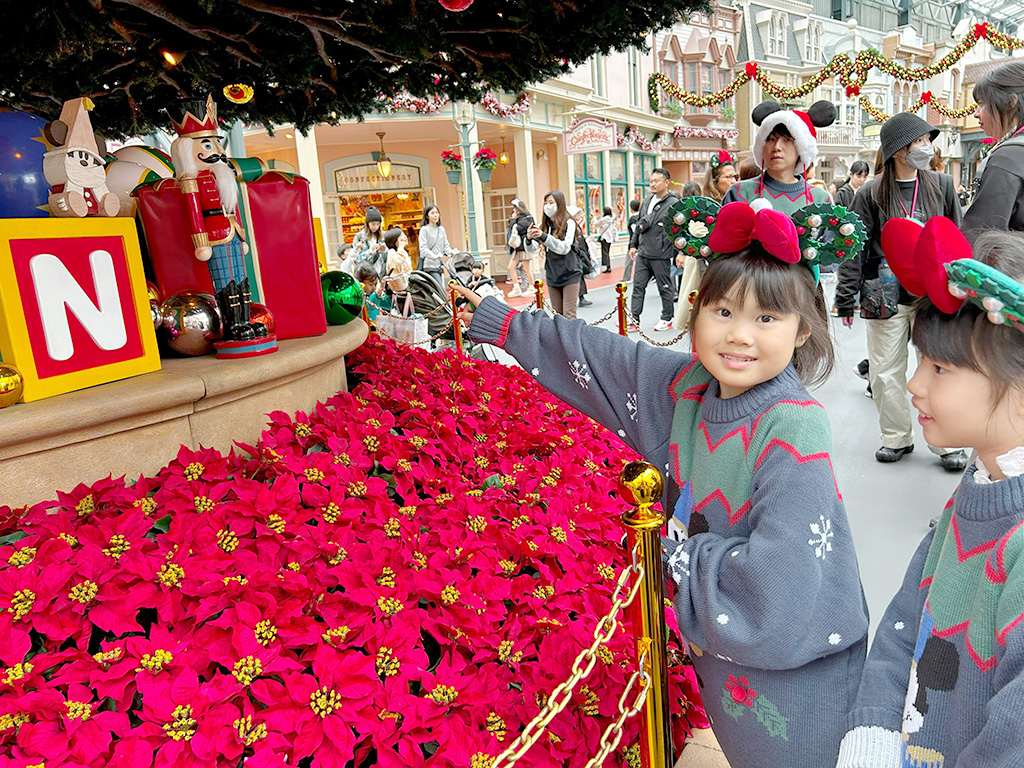 クリスマスツリーの下にいる白いリルリンリン/東京ディズニーランド（千葉県/舞浜市）