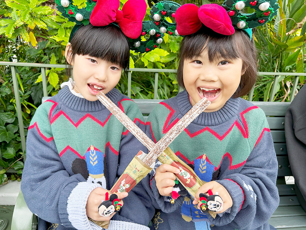 チョコレートチュロスを食べる様子│クリスマス/東京ディズニーランド（千葉県/舞浜市）