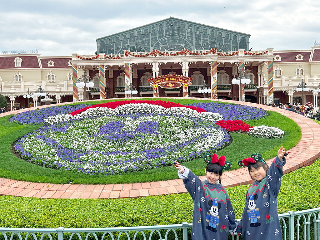 エントランスの花壇と記念撮影/東京ディズニーランド（千葉県/舞浜市）