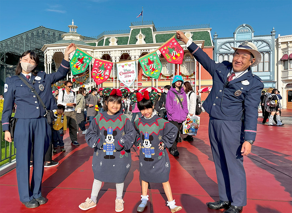 ガーランドを持ったキャストと記念撮影│クリスマス/東京ディズニーランド（千葉県/舞浜市）