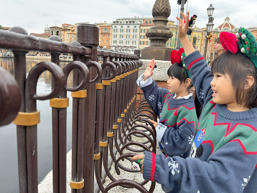 「ディズニー・クリスマス・グリーティング2024」を見る様子/東京ディズニーシー(千葉県/舞浜市)