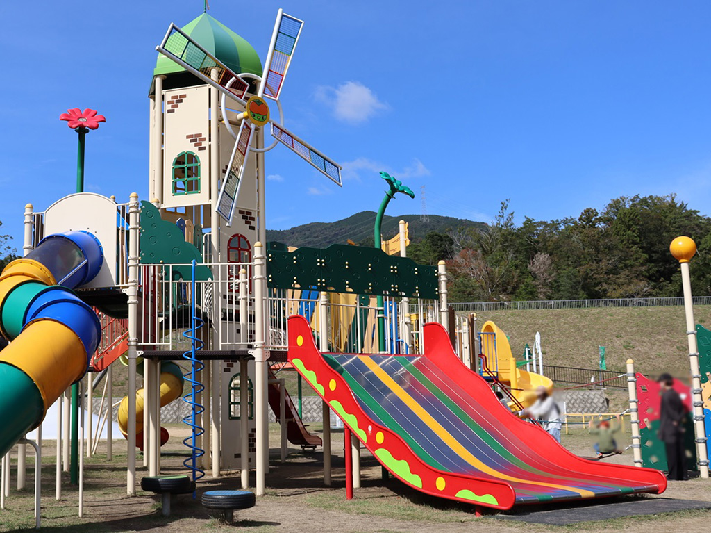 街のおおきな風車塔の幅の広いすべり台/杉村公園(和歌山県/橋本市)