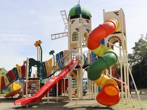 杉村公園・杉村やすらぎ広場のアスレチック遊具で遊ぼう!吊り橋を渡って子どもとハイキングもおすすめ