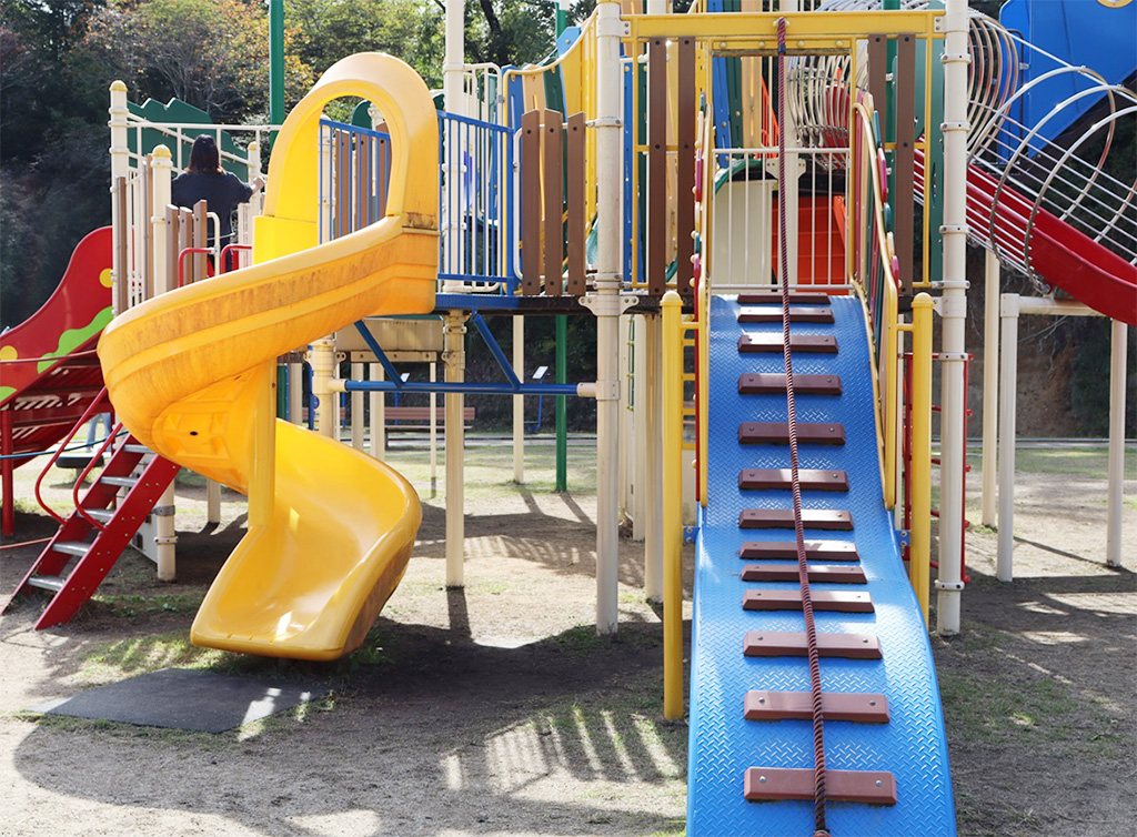 複合型遊具「街のおおきな風車塔」/杉村公園(和歌山県/橋本市)