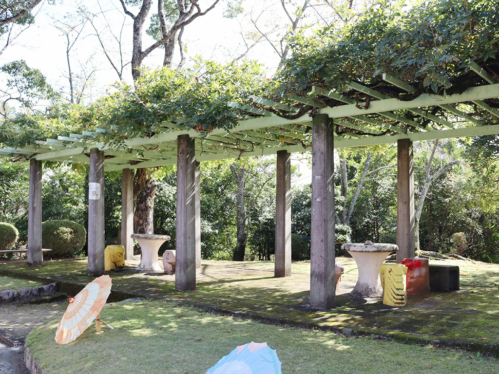 芝生広場のベンチ/杉村公園(和歌山県/橋本市)