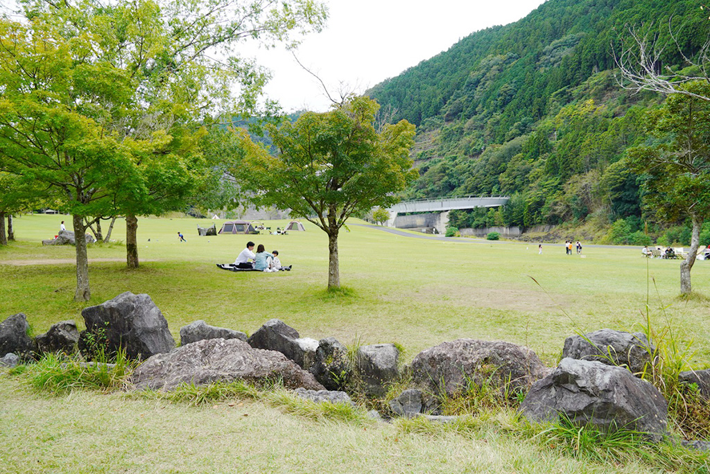 芝生広場の脇を流れる小川/道の駅 スプリングスひよし(京都府/南丹市)