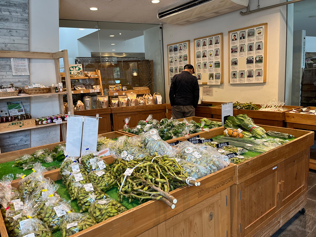 新鮮な野菜や農産加工品が並ぶ「彩花菜園」/道の駅 スプリングスひよし(京都府/南丹市)