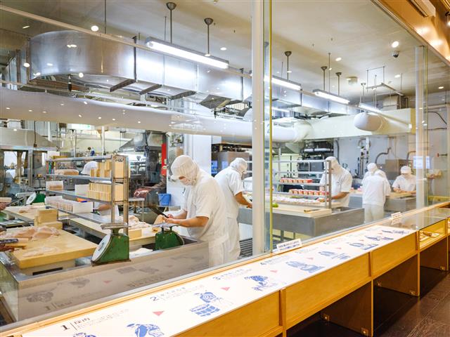 かまぼこ職人の技を間近で見学/鈴廣かまぼこ（神奈川県/小田原市）