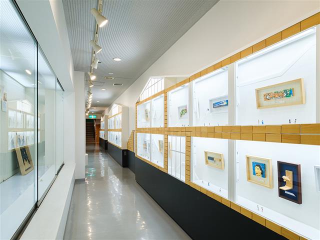 博物館2階 かまぼこ板を使ったアート作品が並ぶギャラリー/鈴廣かまぼこ（神奈川県/小田原市）