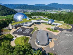 福井県立恐竜博物館(福井県勝山市)恐竜時代にタイムスリップ!