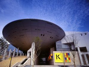 神戸ファッション美術館（兵庫県神戸市）世界各国のファッションを所蔵