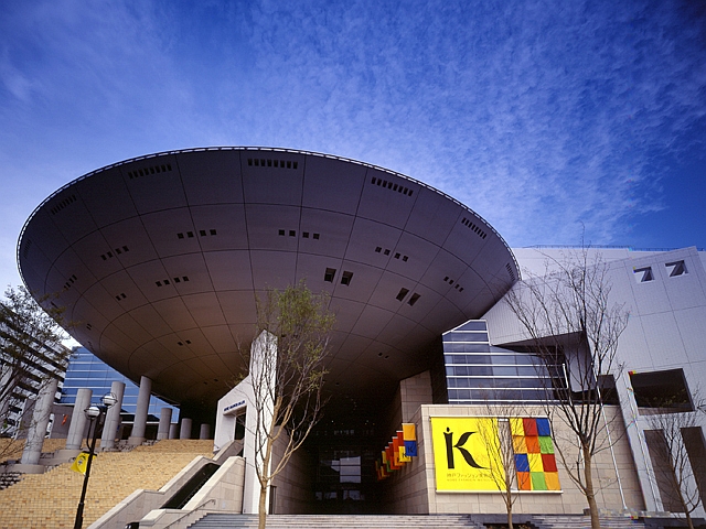 円盤のような外観がランドマークに/神戸ファッション美術館（兵庫県/神戸市）