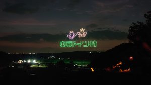 千葉・東京ドイツ村で「ドローンショー」開催 クリスマスまで毎日!冬の夜を彩る500機のドローンショーを観よう
