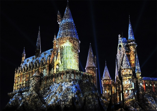 雪が降り美しく光り輝くホグワーツ城/ユニバーサル・スタジオ・ジャパン「NO LIMIT! クリスマス」(大阪府/大阪市)