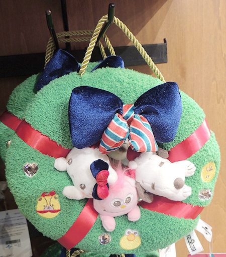 スヌーピー、モッピー、ハローキティのクリスマスリース/ユニバーサル・スタジオ・ジャパン「NO LIMIT! クリスマス」(大阪府/大阪市)