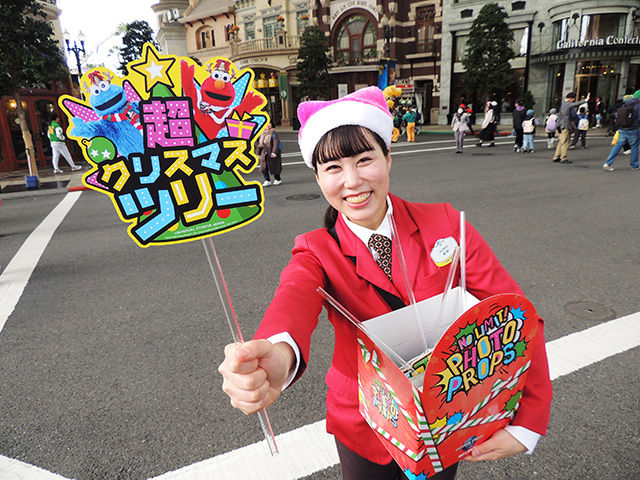 赤いボックスを持ったクルー/ユニバーサル・スタジオ・ジャパン「NO LIMIT! クリスマス」(大阪府/大阪市)