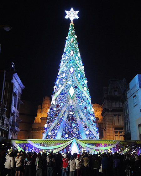 クリスマスツリー点灯式の様子/ユニバーサル・スタジオ・ジャパン「NO LIMIT! クリスマス」(大阪府/大阪市)