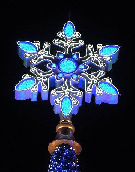 クリスマスツリー頂点の大粒のダイヤモンドシェイブ・オーナメント/ユニバーサル・スタジオ・ジャパン「NO LIMIT! クリスマス」(大阪府/大阪市)