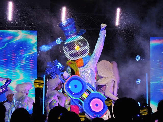 顔の表情がどんどん変化するエレクトリック・フロスティ/ユニバーサル・スタジオ・ジャパン「NO LIMIT! クリスマス」(大阪府/大阪市)