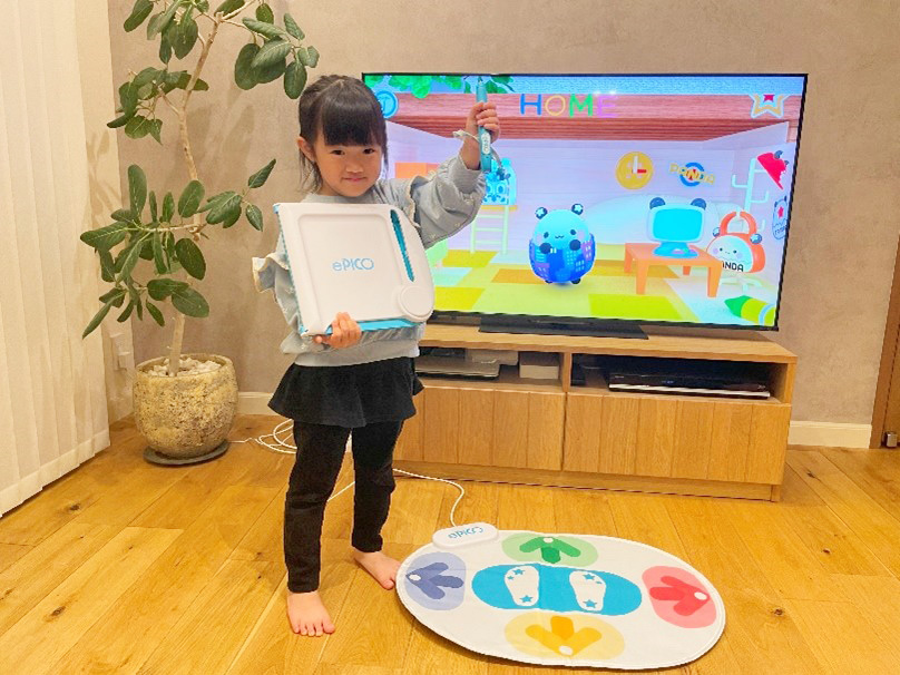 「ePICO」（イーピコ）で遊ぶ様子1