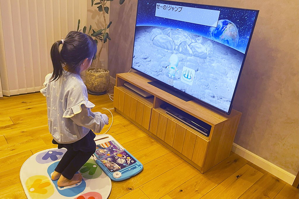 「むちゅうのうちゅう」/「ePICO」（イーピコ）で遊ぶ様子