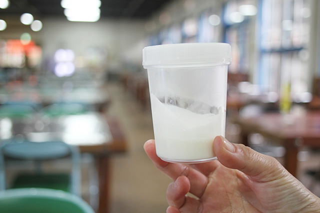 成分無調整の牛乳と、動物性の生クリームが入った容器/淡路島牧場（兵庫県南/あわじ市）