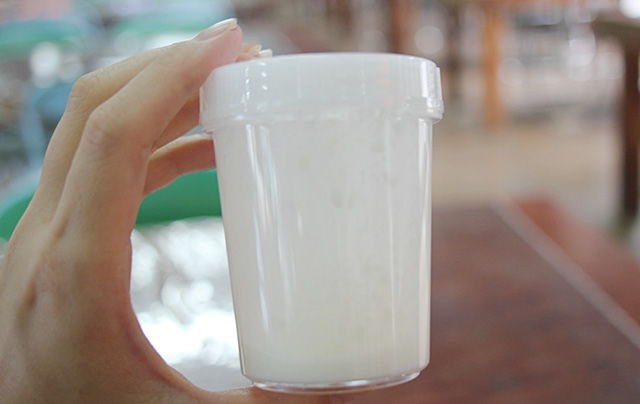 手作りバター体験の容器をシェイクした様子/淡路島牧場（兵庫県南/あわじ市）